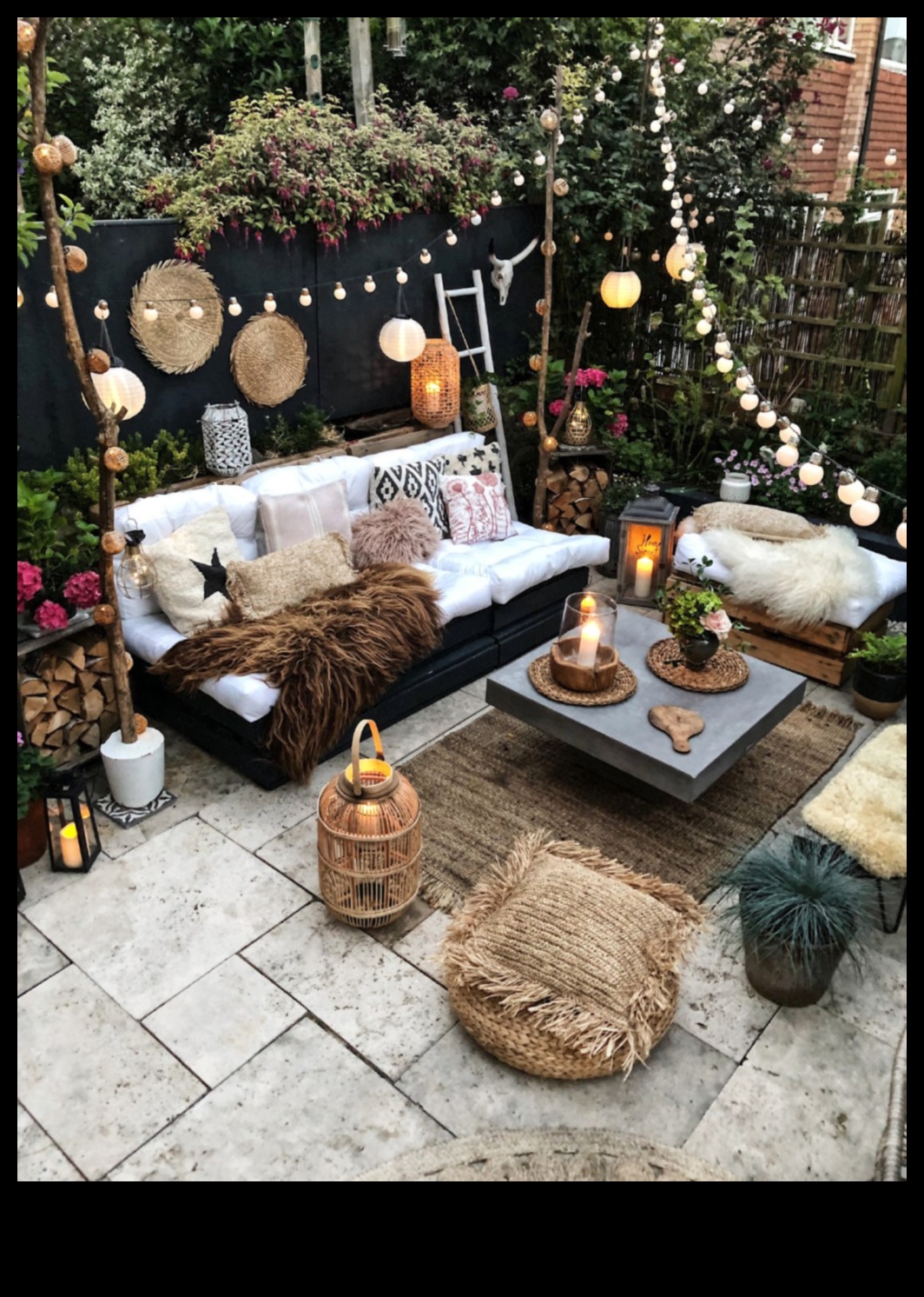 Îmi puteți recomanda modalități de a utiliza Decorul eclectic de terasă în aer liber cu perne Boho vibrante?