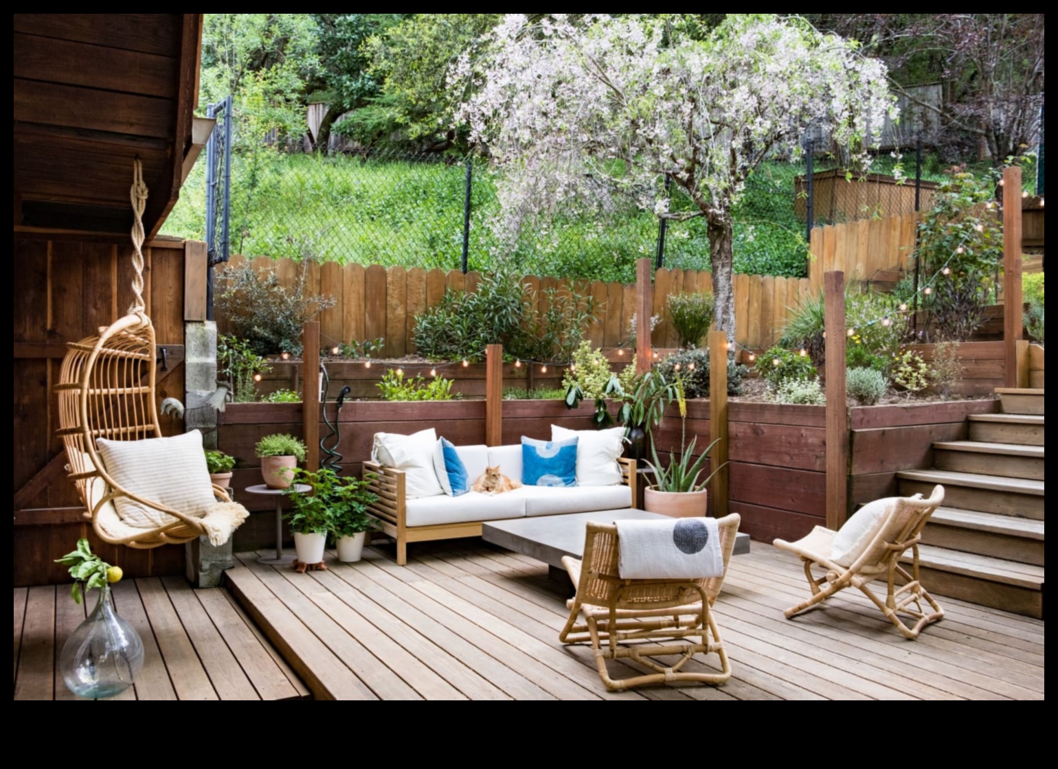 Îmi puteți recomanda modalități de a utiliza Decorul eclectic de terasă în aer liber cu perne Boho vibrante?